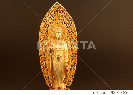 金色の阿弥陀如来の立像 阿弥陀様の仏像 黒バック2 98018050