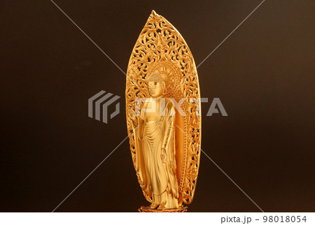 金色の阿弥陀如来の立像 阿弥陀様の仏像 黒バック6 金色の阿弥陀如来の立像 阿弥陀様の仏像 黒バック6 98018054