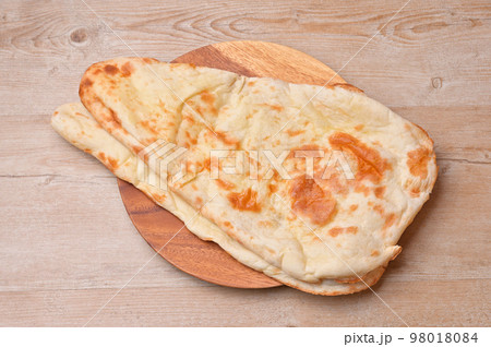 ナン（インド料理の焼いたパンに近いもの） 98018084