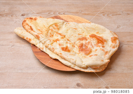 ナン（インド料理の焼いたパンに近いもの） 98018085