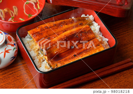 注)湯気は合成。国産のうなぎ蒲焼き、鰻かばやき、鰻蒲焼、かば焼き、高級グルメ、海鮮料理、ウナギ料理。 注)湯気は合成。国産のうなぎ蒲焼き、鰻かばやき、鰻蒲焼、かば焼き、高級グルメ、海鮮料理、ウナギ料理。 98018218