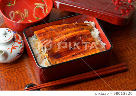 注）湯気は合成。国産のうなぎ蒲焼き、鰻かばやき、鰻蒲焼、かば焼き、高級グルメ、海鮮料理、ウナギ料理。 98018220