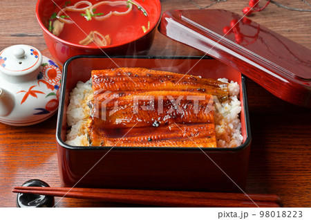 注)湯気は合成。国産のうなぎ蒲焼き、鰻かばやき、鰻蒲焼、かば焼き、高級グルメ、海鮮料理、ウナギ料理。 注)湯気は合成。国産のうなぎ蒲焼き、鰻かばやき、鰻蒲焼、かば焼き、高級グルメ、海鮮料理、ウナギ料理。 98018223