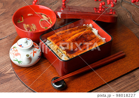 注)湯気は合成。国産のうなぎ蒲焼き、鰻かばやき、鰻蒲焼、かば焼き、高級グルメ、海鮮料理、ウナギ料理。 注)湯気は合成。国産のうなぎ蒲焼き、鰻かばやき、鰻蒲焼、かば焼き、高級グルメ、海鮮料理、ウナギ料理。 98018227