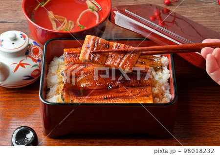 注）湯気は合成。国産のうなぎ蒲焼き、鰻かばやき、鰻蒲焼、かば焼き、高級グルメ、海鮮料理、ウナギ料理。 98018232