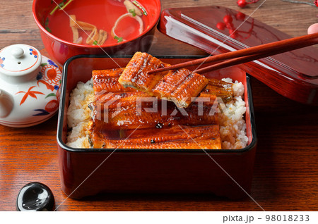 注)湯気は合成。国産のうなぎ蒲焼き、鰻かばやき、鰻蒲焼、かば焼き、高級グルメ、海鮮料理、ウナギ料理。 注)湯気は合成。国産のうなぎ蒲焼き、鰻かばやき、鰻蒲焼、かば焼き、高級グルメ、海鮮料理、ウナギ料理。 98018233