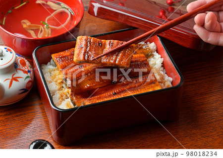 注）湯気は合成。国産のうなぎ蒲焼き、鰻かばやき、鰻蒲焼、かば焼き、高級グルメ、海鮮料理、ウナギ料理。 98018234