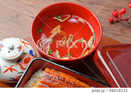 注）湯気は合成。国産のうなぎ蒲焼き、鰻かばやき、鰻蒲焼、かば焼き、高級グルメ、海鮮料理、ウナギ料理。 98018235