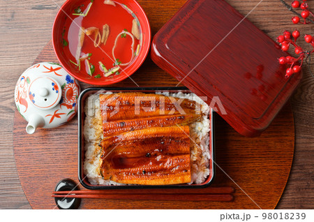注)湯気は合成。国産のうなぎ蒲焼き、鰻かばやき、鰻蒲焼、かば焼き、高級グルメ、海鮮料理、ウナギ料理。 注)湯気は合成。国産のうなぎ蒲焼き、鰻かばやき、鰻蒲焼、かば焼き、高級グルメ、海鮮料理、ウナギ料理。 98018239
