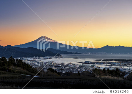 夜明けの日本平から静岡市と清水港越しの駿河湾と富士山 98018246