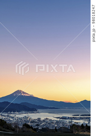 夜明けの日本平から静岡市と清水港越しの駿河湾と富士山 98018247