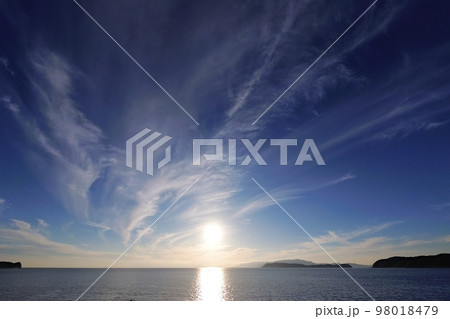 絹雲が現れた爽やかな午後の空と冬の海岸・超広角・空主体・221106pm 98018479