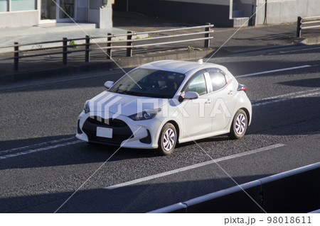 コンパクトカー　道路走行 98018611