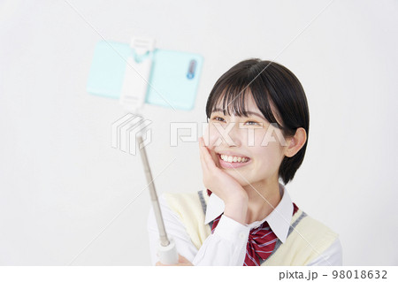 スマホで自撮りする女子高生　白背景 98018632