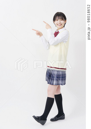 左を指差す女子高生　全身　白背景 98018652