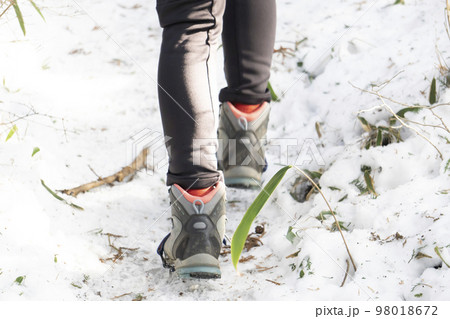 雪の山登りを楽しむ女性の足元 98018672