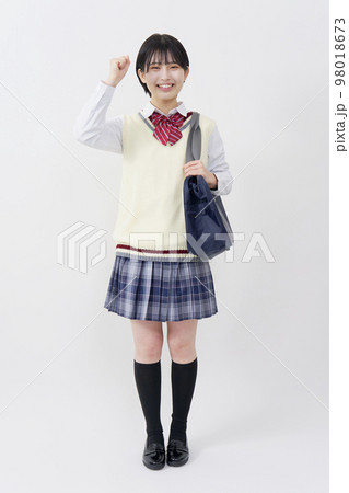 ガッツポーズする女子高生　全身　白背景 98018673