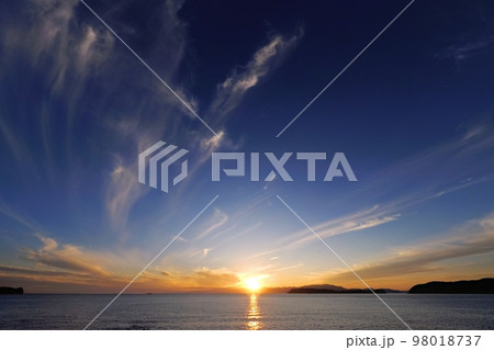 絹雲が夕焼けした爽やかな冬の夕空と海・超広角・空主体・221106pm 98018737