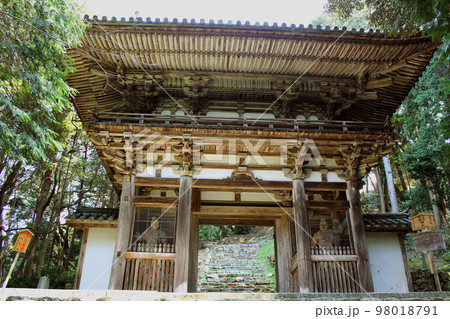 安土城跡に遺る摠見寺跡のニ王門／滋賀県近江八幡市 98018791