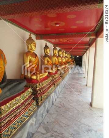 タイのワットポー寺院の仏像 98018874