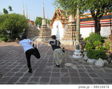 タイのワットポー寺院のヨガ(ルーシーダットン) 98018878