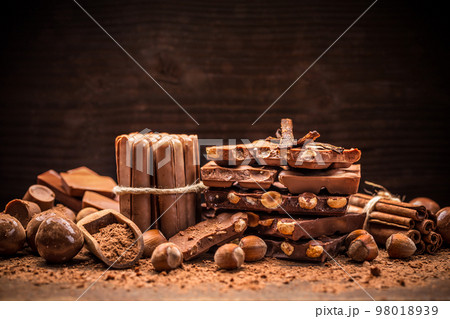 Sweet milk chocolate 98018939