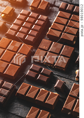 Milk and hazelnut chocolate pieces 98019012