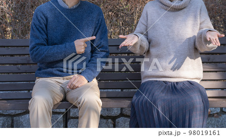 喧嘩するカップル・夫婦喧嘩イメージ 喧嘩するカップル・夫婦喧嘩イメージ 98019161