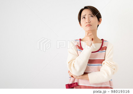 困った顔で考える主婦や保育士のようなイメージ 98019316