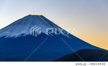夜明けの空と富士山・本栖湖からの絶景 98019436