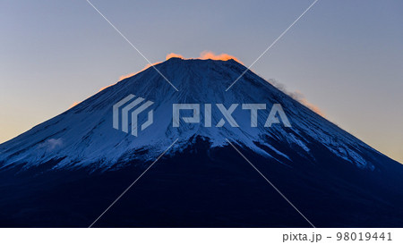 夜明けの空と富士山・本栖湖からの絶景 98019441