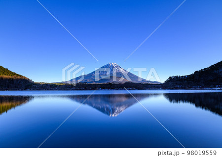 精進湖に映る逆さ富士と青空 98019559
