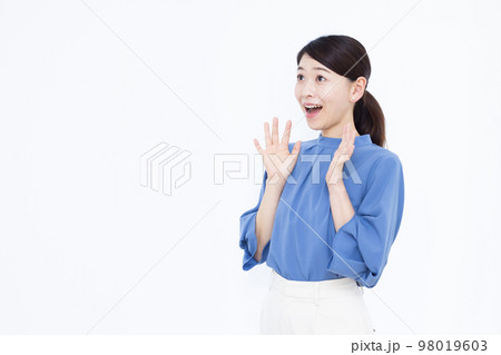 びっくりしている30代のビジネスウーマン 98019603