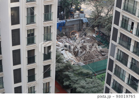 ビルの間の建築廃材置き場 ビルの間の建築廃材置き場 98019765
