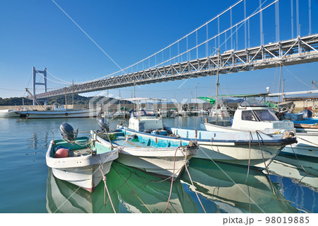 【漁港から見る瀬戸大橋】 岡山県倉敷市下津井田之浦 98019885