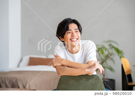 一人暮らしの若い男性 98020010