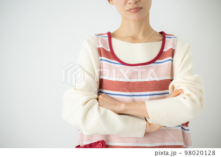 困った顔で考える主婦や保育士のようなイメージ　顔無し 98020128