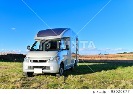 爽やかな青空とキャンピングカー 爽やかな青空とキャンピングカー 98020377