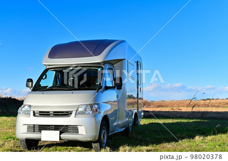 爽やかな青空とキャンピングカー　アップ 98020378