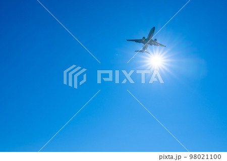 晴れた空を飛ぶ空港に向かう旅客機 98021100
