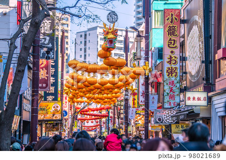 日本の横浜都市景観 コロナ禍前の賑わいを取り戻した2023春節燈花の横浜中華街を望む＝1月8日 98021689