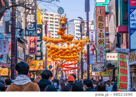 日本の横浜都市景観 コロナ禍前の賑わいを取り戻した2023春節燈花の横浜中華街を望む＝1月8日 98021690