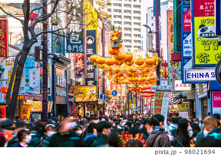 日本の横浜都市景観 コロナ禍前の賑わいを取り戻した2023春節燈花の横浜中華街を望む=1月8日 日本の横浜都市景観 コロナ禍前の賑わいを取り戻した2023春節燈花の横浜中華街を望む=1月8日 98021694