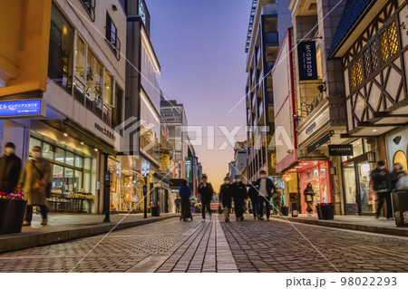 横浜の都市風景　夕刻の横浜元町ショッピングストリート 98022293