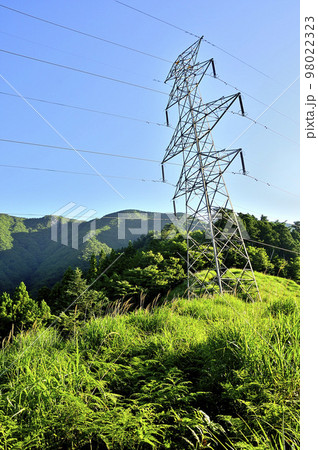 道志山塊の赤鞍ヶ岳　赤鞍ヶ岳・大栗コースに建つ鉄塔 98022323