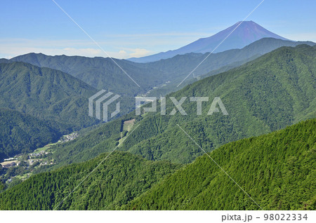 道志山塊の道志山稜縦走コース　赤鞍ヶ岳のウバガ岩より富士山と道志山稜を望む 98022334