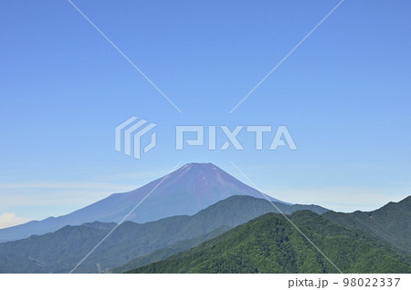 道志山塊の赤鞍ヶ岳　ウバガ岩より夏富士山を望む　コピースペース 98022337