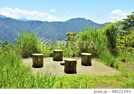 道志山塊の菜畑山　山頂の椅子からの眺め 98022344