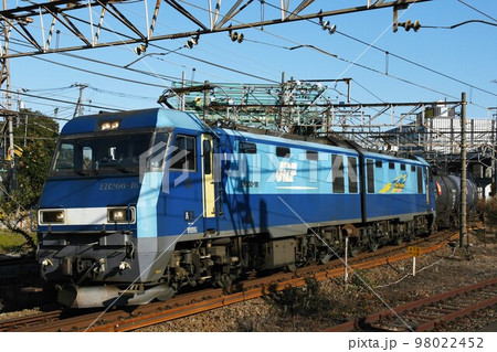 京浜工業地帯をゆくEH200形電気機関車（EH200形16号機） 98022452