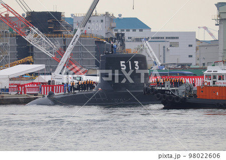 潜水艦「たいげい」の船上に整列する乗組員 98022606